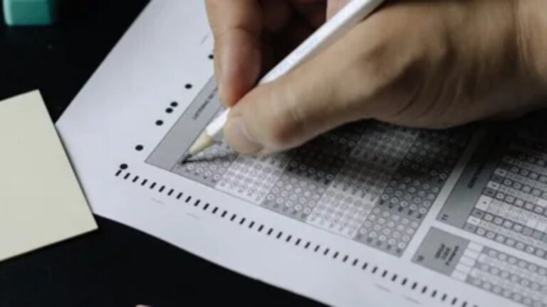 Controversial ‘Pandit’ Option in UP Police SI Exam Sparks Political Uproar