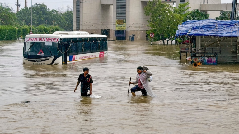 कई राज्यों में भारी बारिश का अलर्ट; केरल में बारिश-बाढ़ से हालात बिगड़े, गुजरात में रेस्क्यू ऑपरेशन